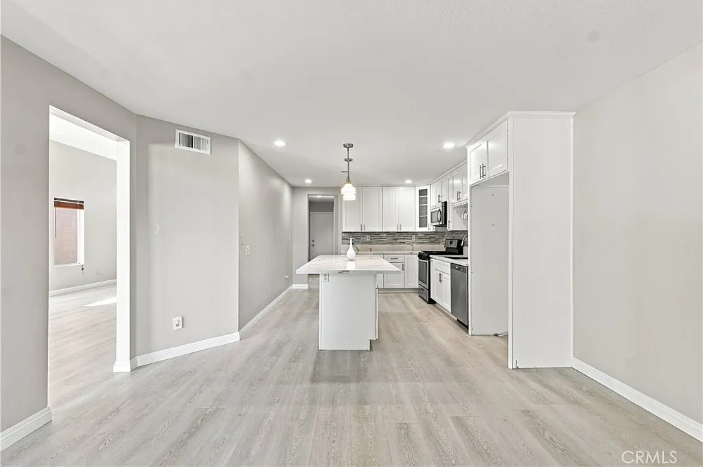 3 bed, 2.5 bath, 1722 sqft, $3,700 — Photo 4