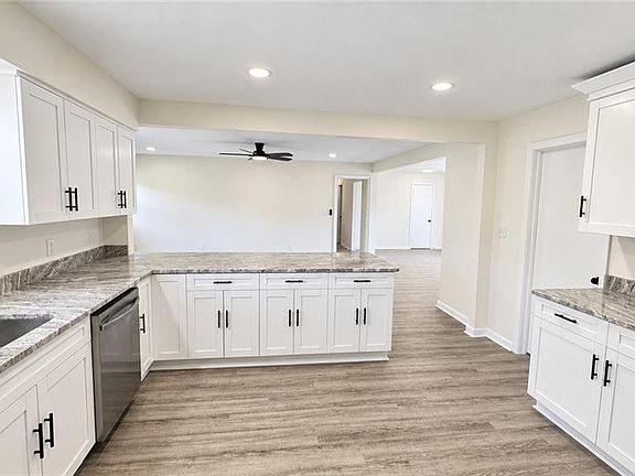 3rd image of 404 Redbrick Dr