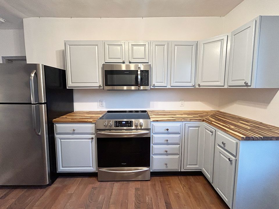 Brand new kitchen with modern appliances!