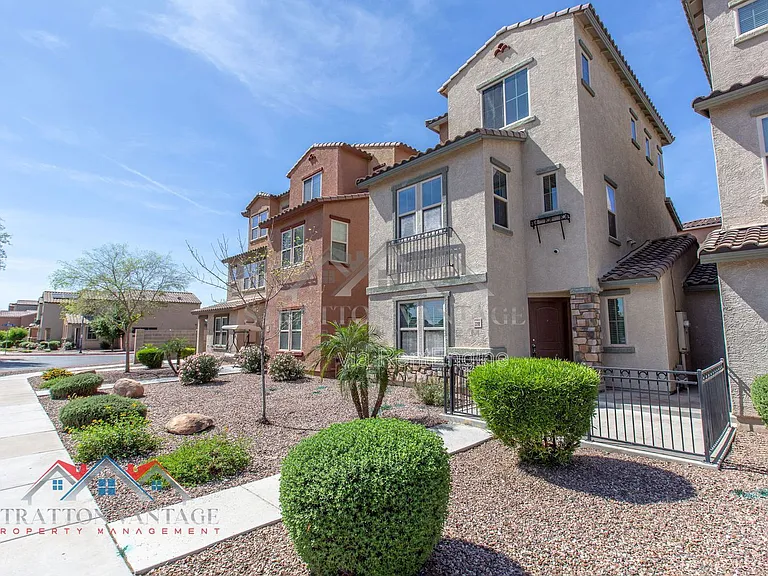 2218 N 77th Dr — Photo 3