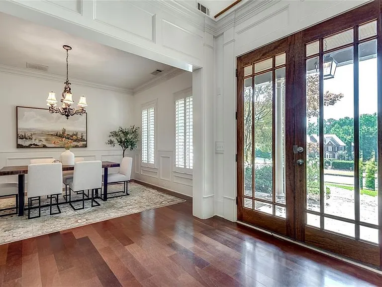 240 Lullwater Ct — Photo 3