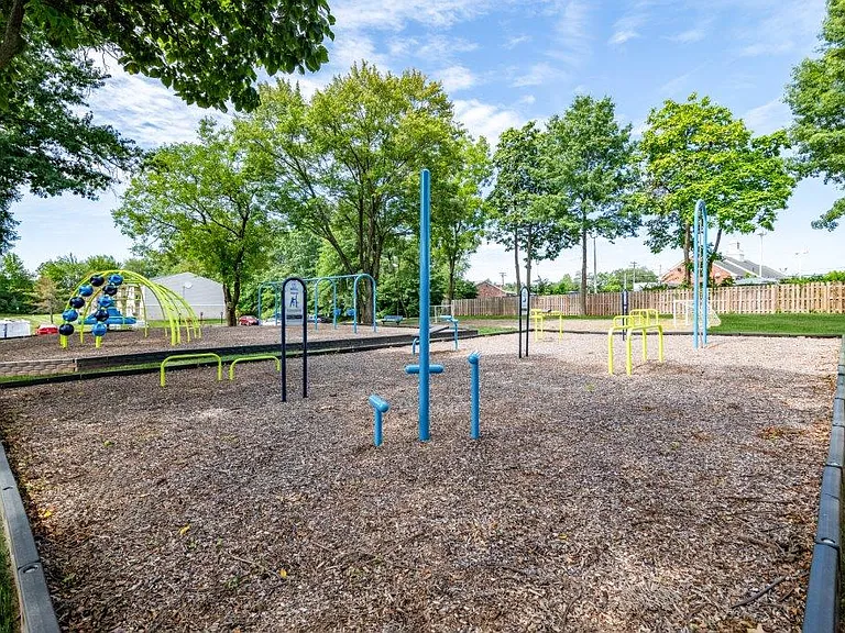 Brookside Manor Apartments and Townhomes — Photo 18