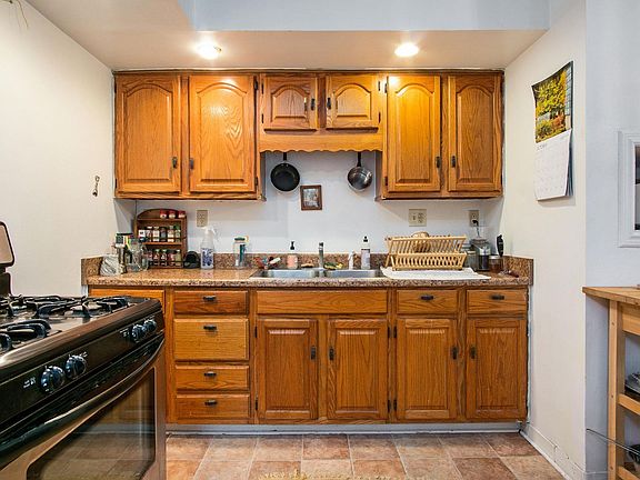 5th image of 1119 N Twyckenham Dr