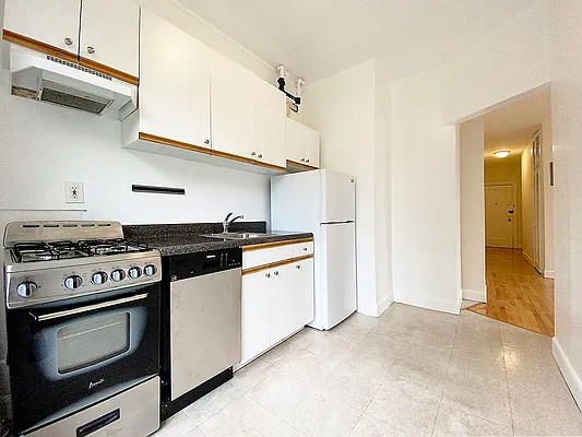 Rented by Buchbinder & Warren | media 32