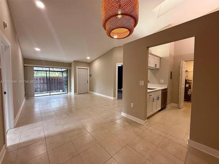 2550 N Nob Hill Rd — Photo 1