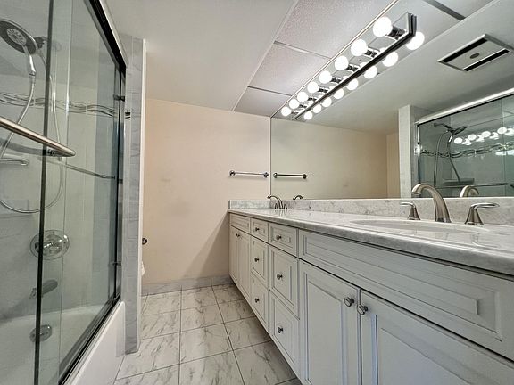 5th image of 302 Wellington Dr E #L