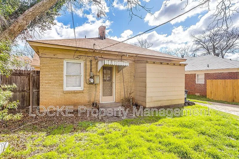 3 bed, 2.0 bath, 1402 sqft, $2,300 — Photo 3