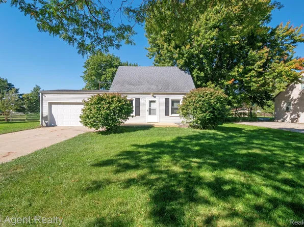 37353 Saint Joseph Dr, Sterling Heights, MI 48310