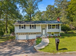 3 Parkwood Dr, Gales Ferry, CT 06335