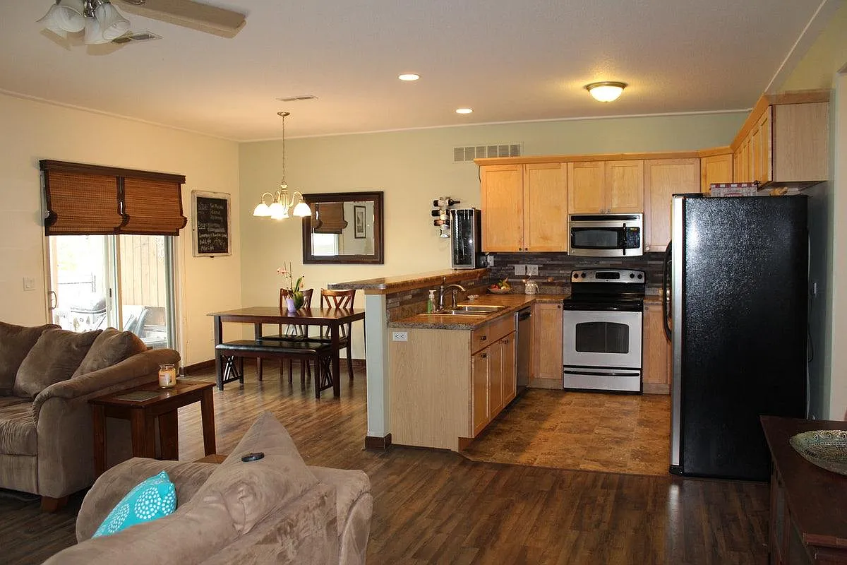 3 bed, 2.5 bath, 1710 sqft, $2,050 — Photo 1