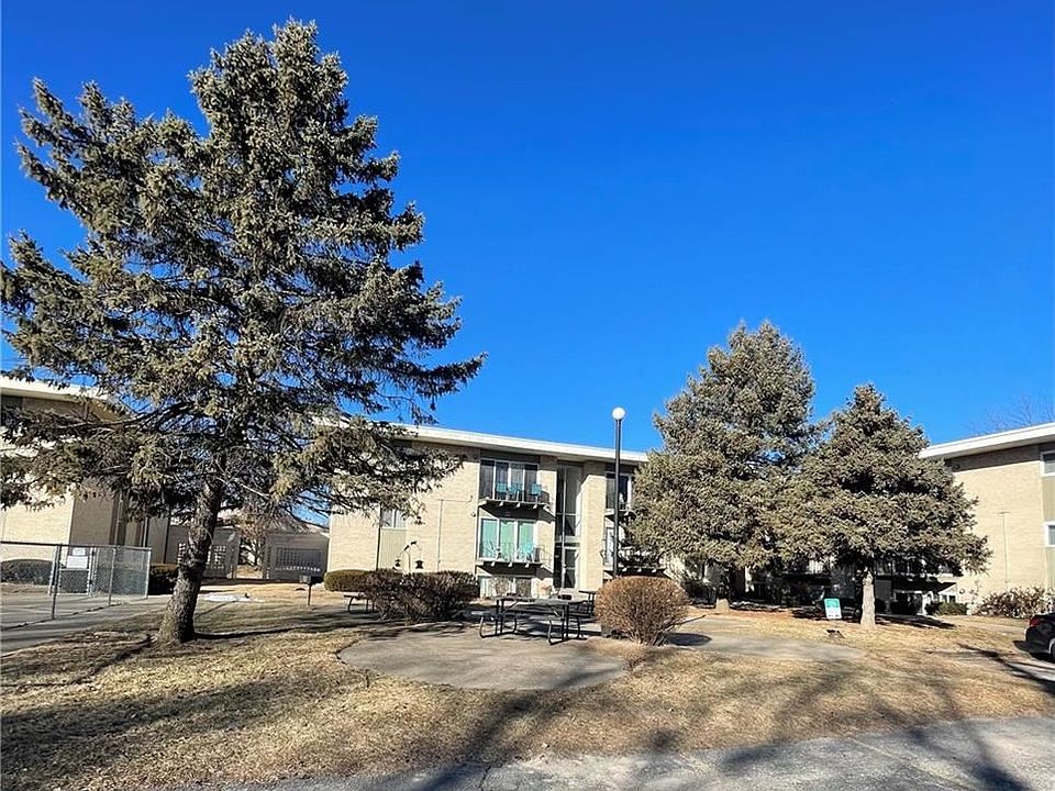 2nd image of 2807 Pembroke Ln #14