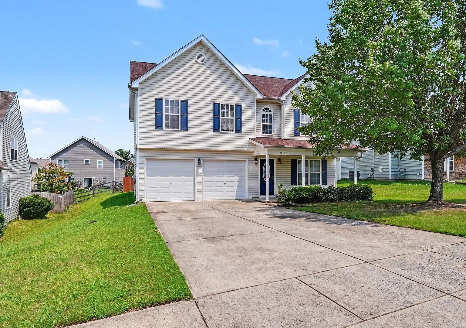 Spacious 4BR Home with Fenced Yard in University City! — Photo 2