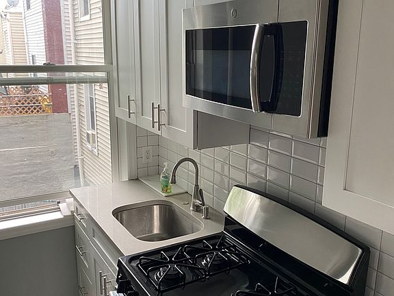 4th image of 24-03 31st St #2R