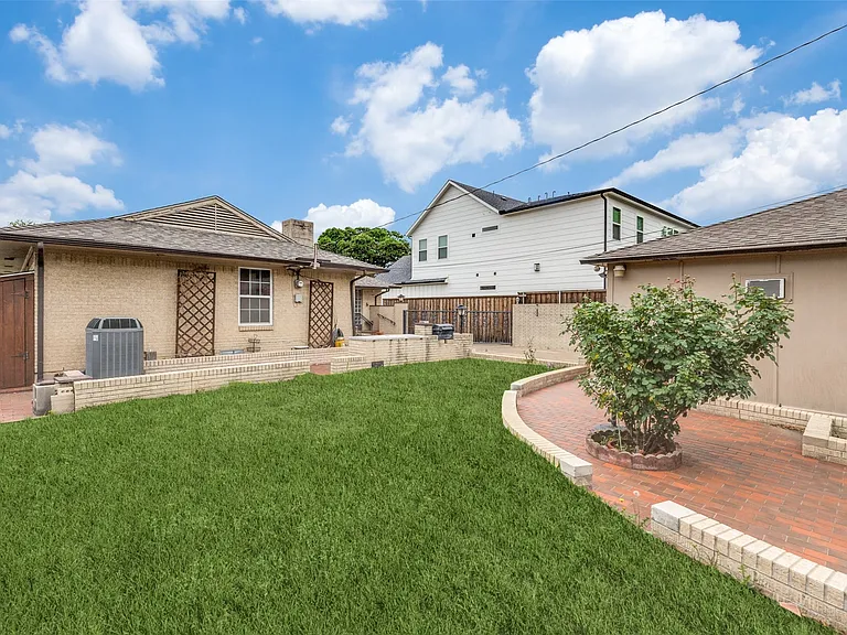 9210 Larchwood Dr — Photo 12