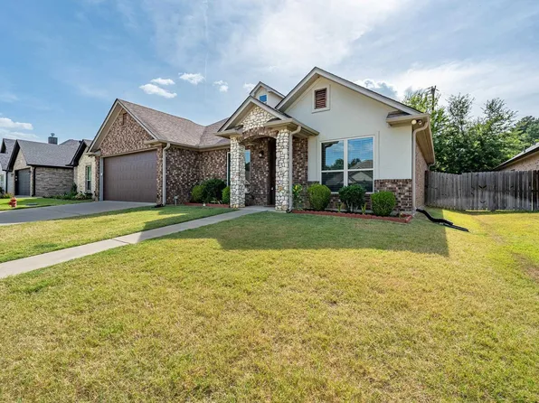107 Champions Dr, Hallsville, TX 75650