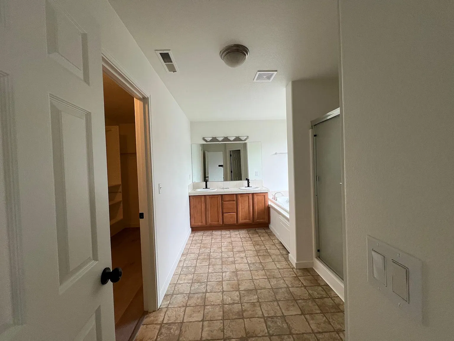 3 bed, 2.5 bath, 2195 sqft, $2,800 — Photo 2