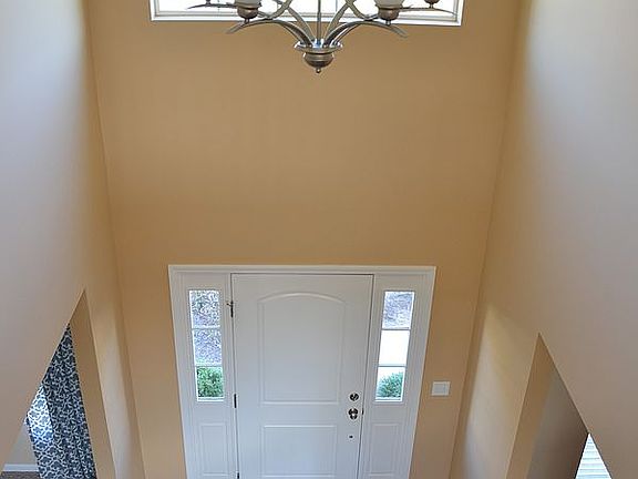 Beautiful 2 story foyer