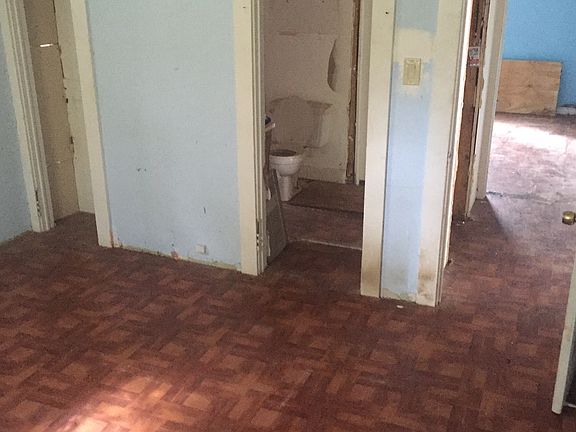 4th image of 5909 N 15th St #Fixer-uppe