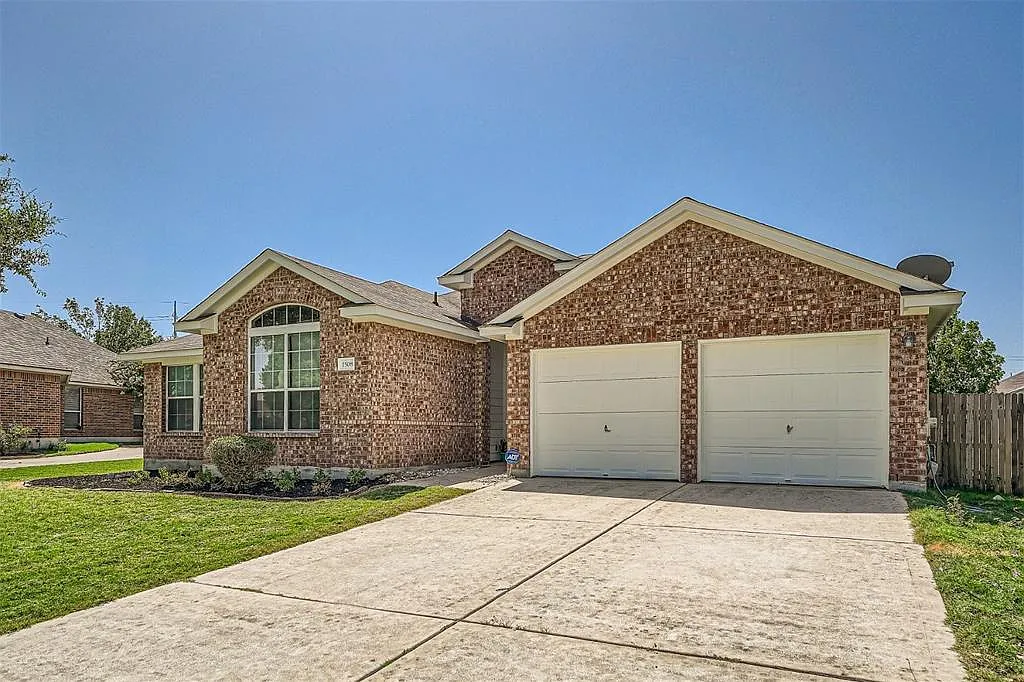 4 bed, 2.0 bath, 2111 sqft, $2,100 — Photo 2