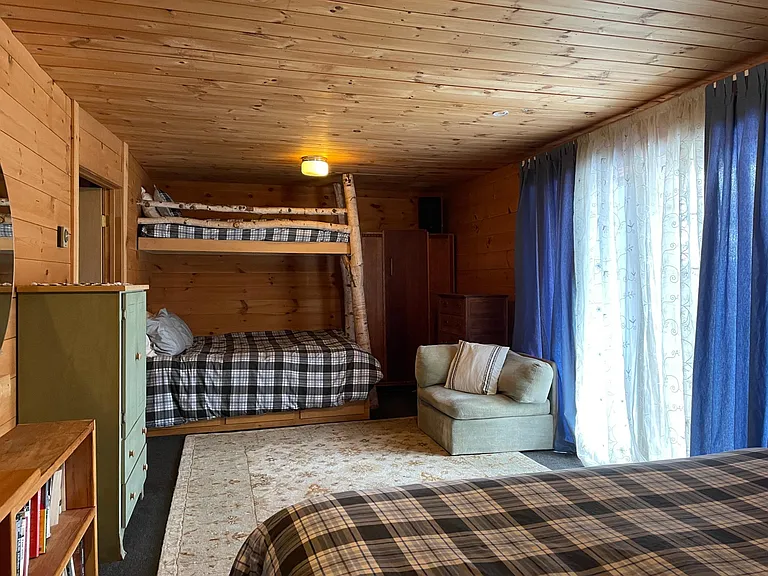 Master Bedroom 2nd floor bunks - Queen Bed + Single