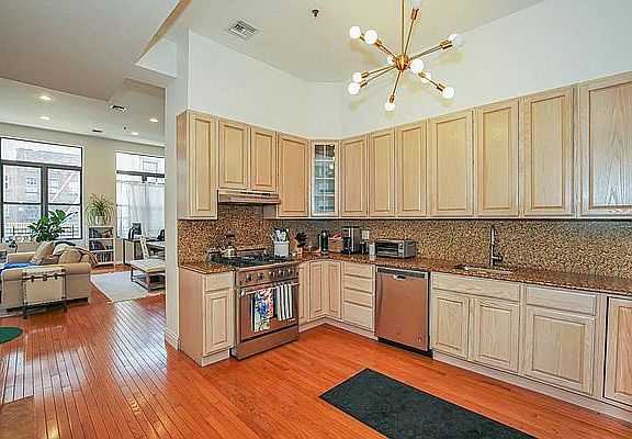 3rd image of 82 Franklin St APT 4