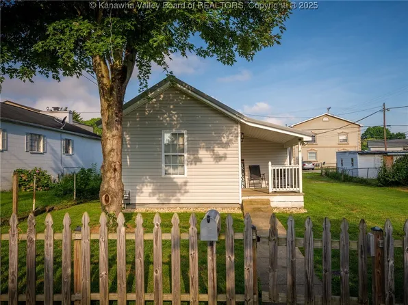 705 Holley St, Saint Albans, WV 25177