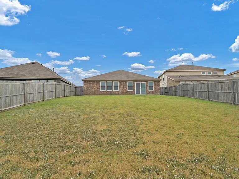 5100 Royal Springs Dr — Photo 2
