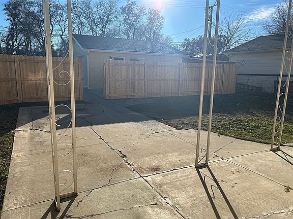 3rd image of 1302 Parkhill Dr