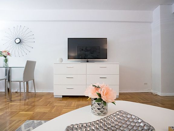 3rd image of 321 E 45th St APT 2E