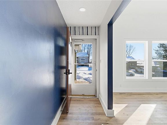 4th image of 834 N 89th St
