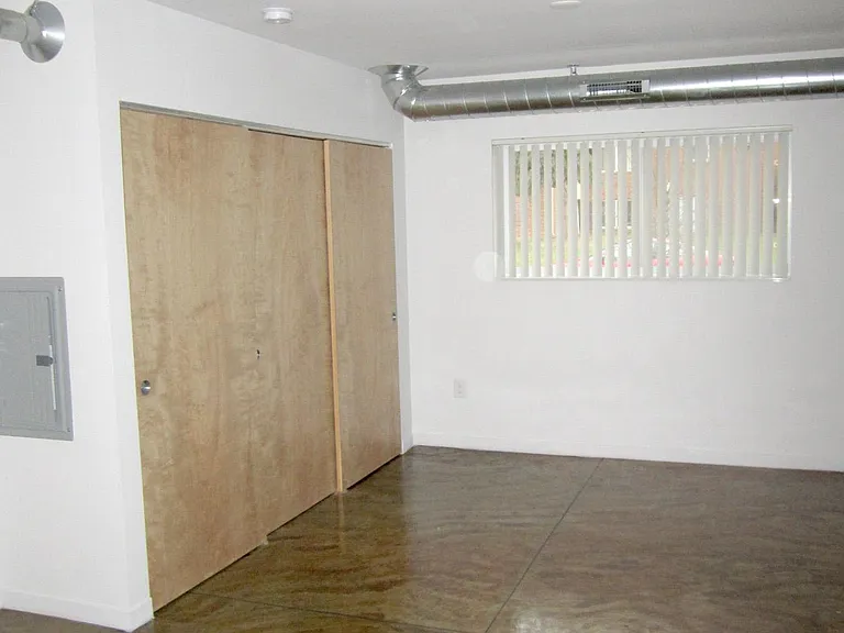 1825 Parmenter Blvd — Photo 9