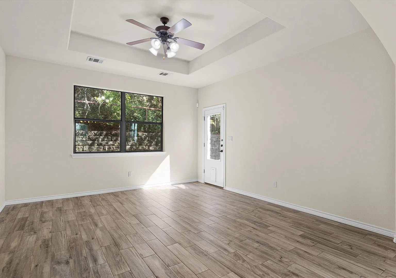 1405 Delsie Dr — Photo 3