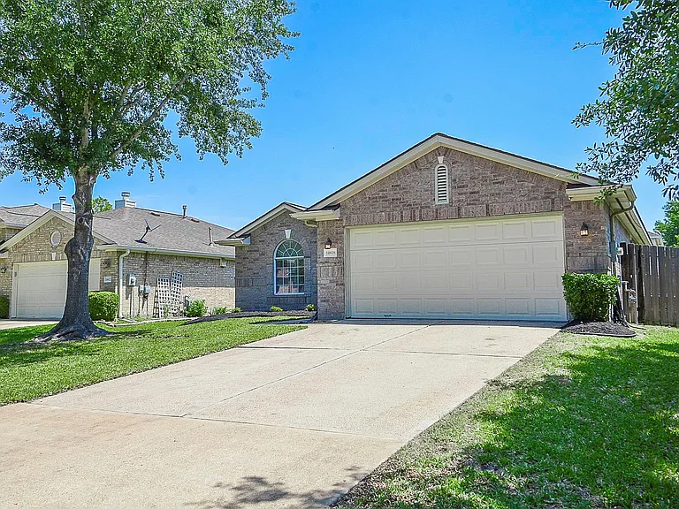 14618 Rochelle Ct — Photo 3