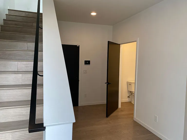 1920 Hooker St #6 — Photo 14