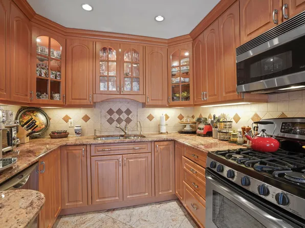 2514 Hubbard Street image 13 of 30