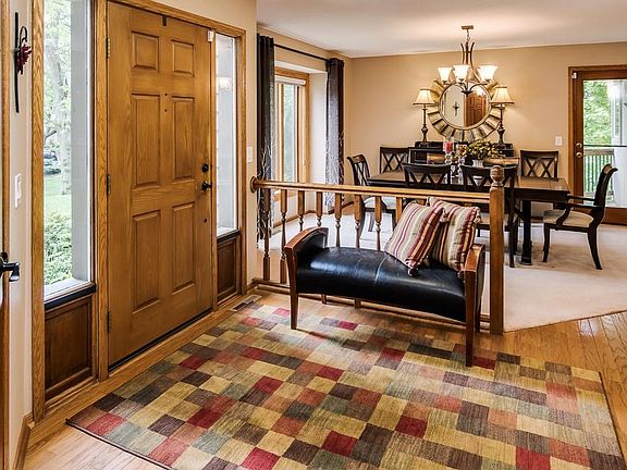 Spacious, bright and welcoming entry