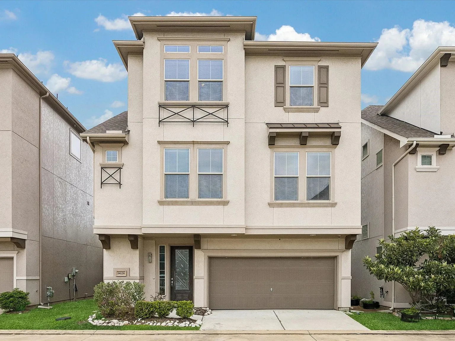 4 bed, 3.5 bath, 2322 sqft, $2,990 — Photo 4