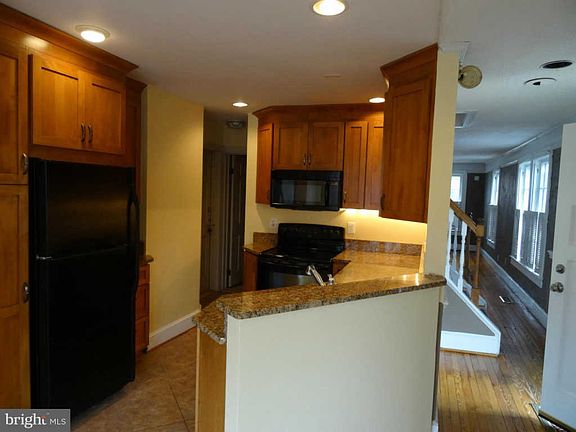 2nd image of 722 Franklin St