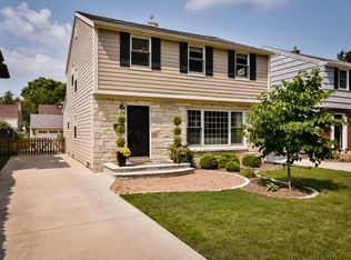 5911 N Santa Monica Blvd, Whitefish Bay, WI 53217