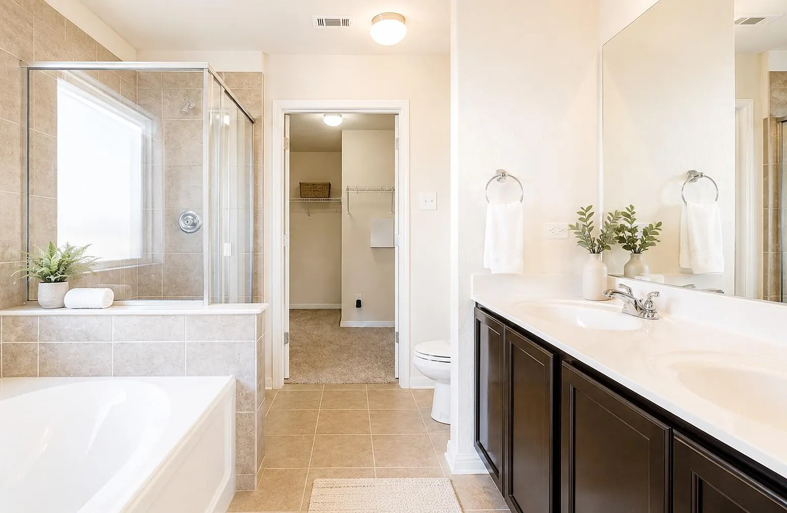 4 bed, 2.0 bath, 1600 sqft, $1,321 — Photo 2