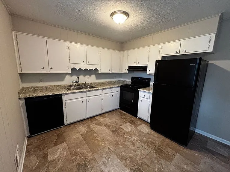 2204 Sandra Ct — Photo 5