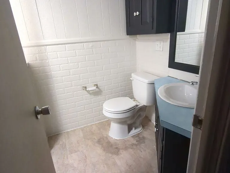 1529 W King St — Photo 15