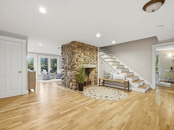 4th image of 454 Spring St