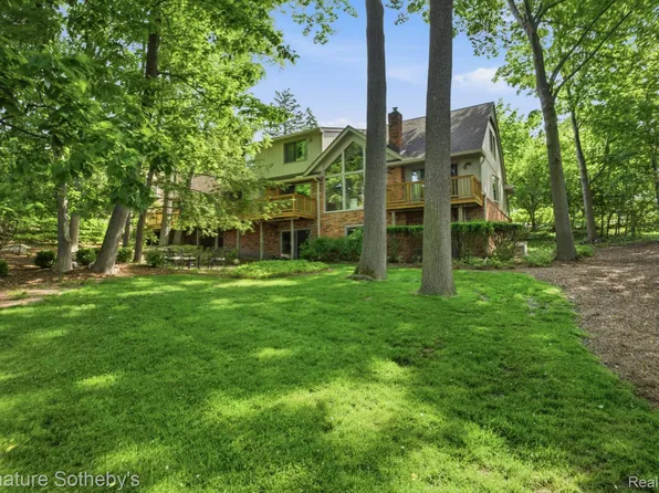 3215 Woodview Lake Rd, West Bloomfield, MI 48323
