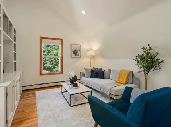 9 High Street Pl APT 3, Brookline, MA 02445