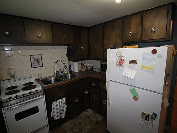 4th image of 214 E 13th St