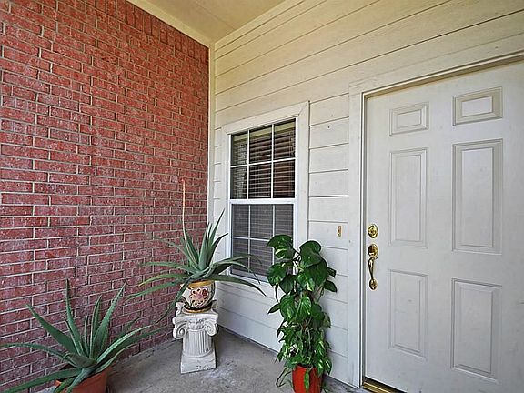 Covered front porch!
