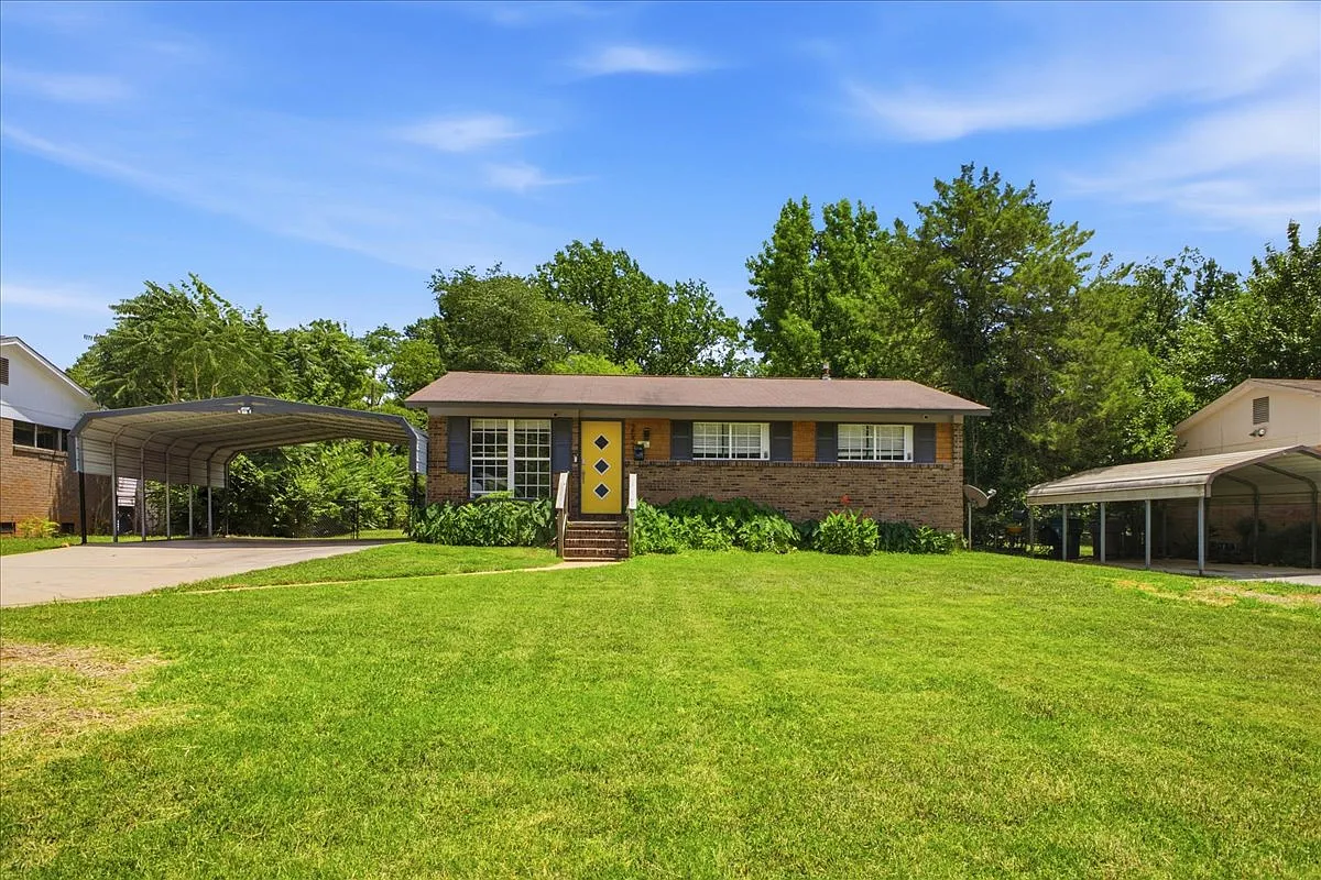3 bed, 1.5 bath, 1014 sqft, $2,300 — Photo 1