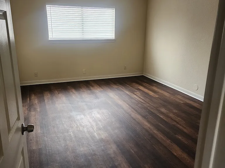 Camelot Apartments — Photo 36