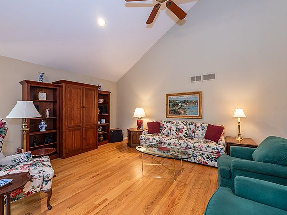 4th image of 38 Warrington Dr